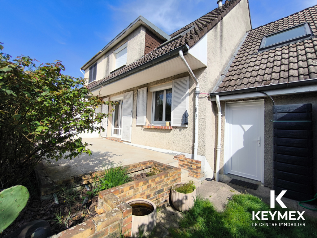 Maison avec jardin et terrasse ensoleillée